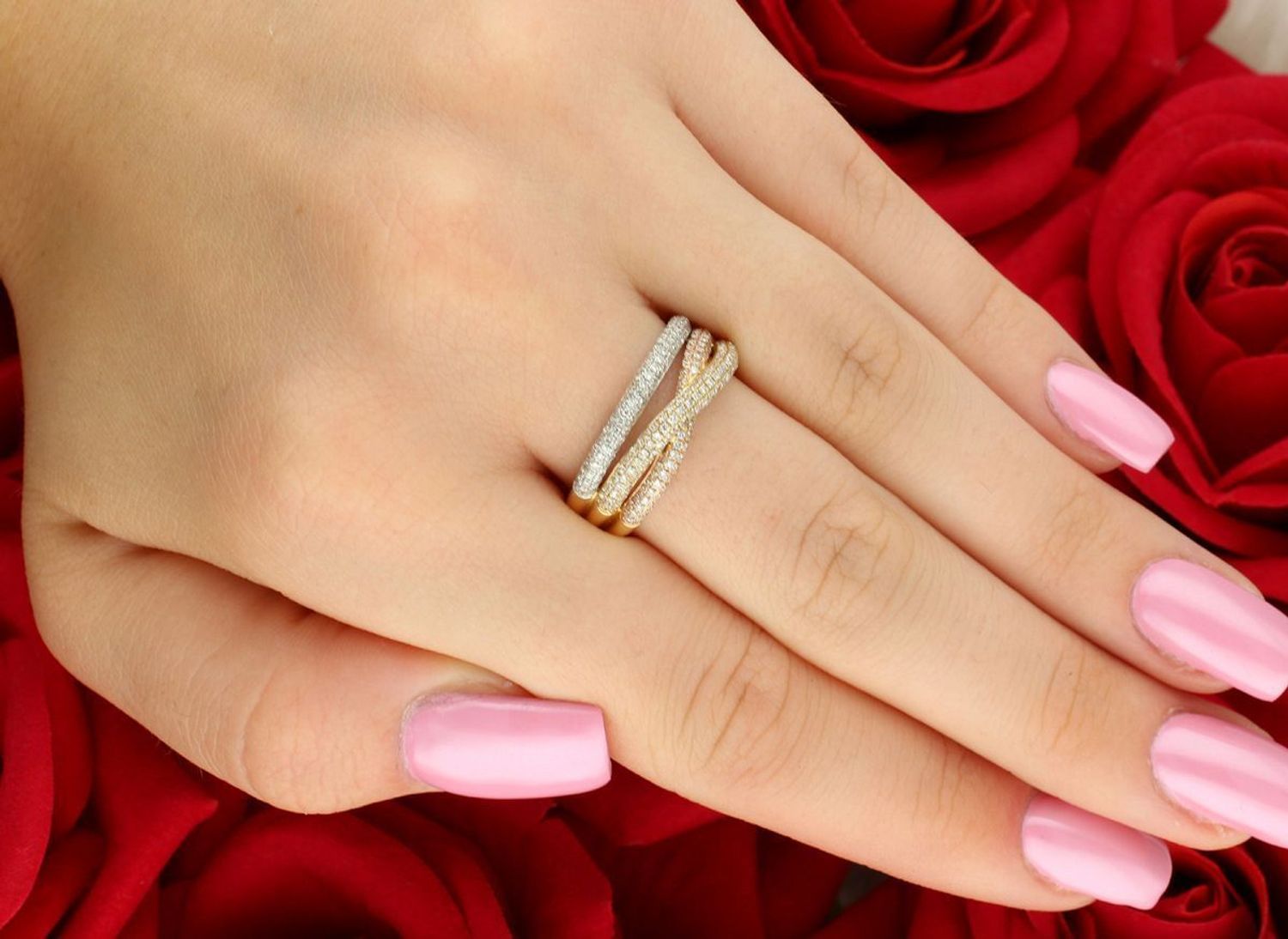 Złoty pierścionek próby 925 z 207 diamentami o łącznej masie 0,63 ct, czystość SI, barwa H. Waga 4,52 g. Elegancka biżuteria z certyfikatem autentyczności.1.jpg